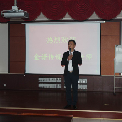 聽國(guó)學(xué)講座，習(xí)傳統(tǒng)文化               